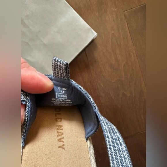 Old navy toddler sandals - Picture 2 of 2